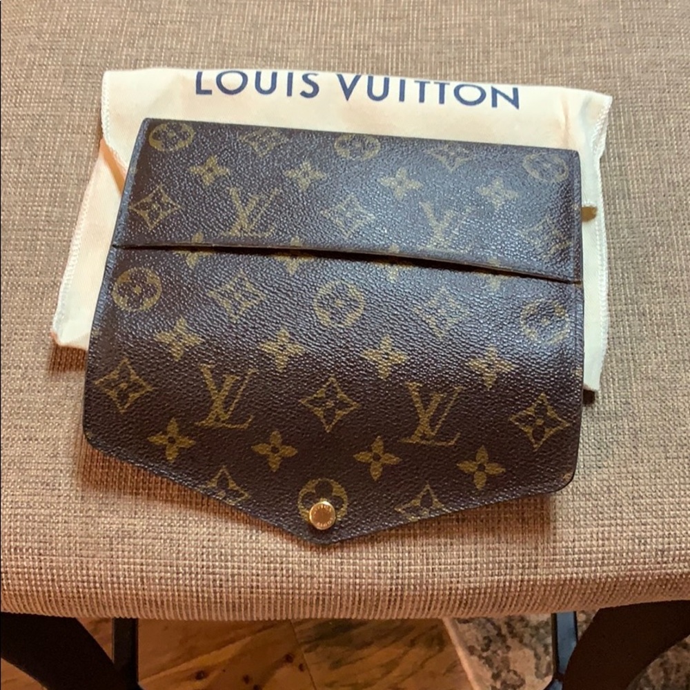 Louis Vuitton - Picture 4 of 8